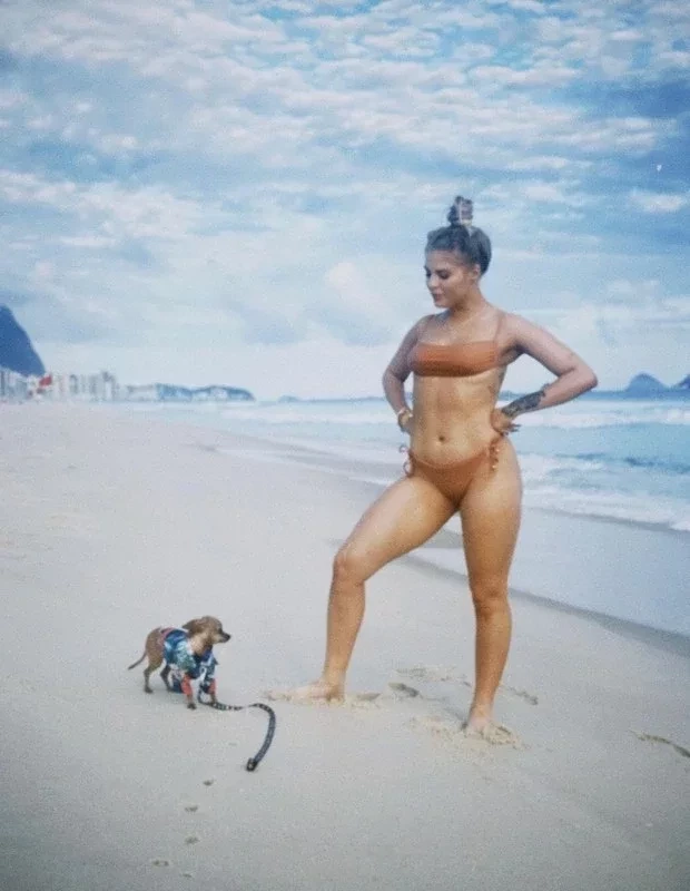 Luísa Sonza abre álbum de fotos em dia de praia com a cachorrinha  - imagem 33822