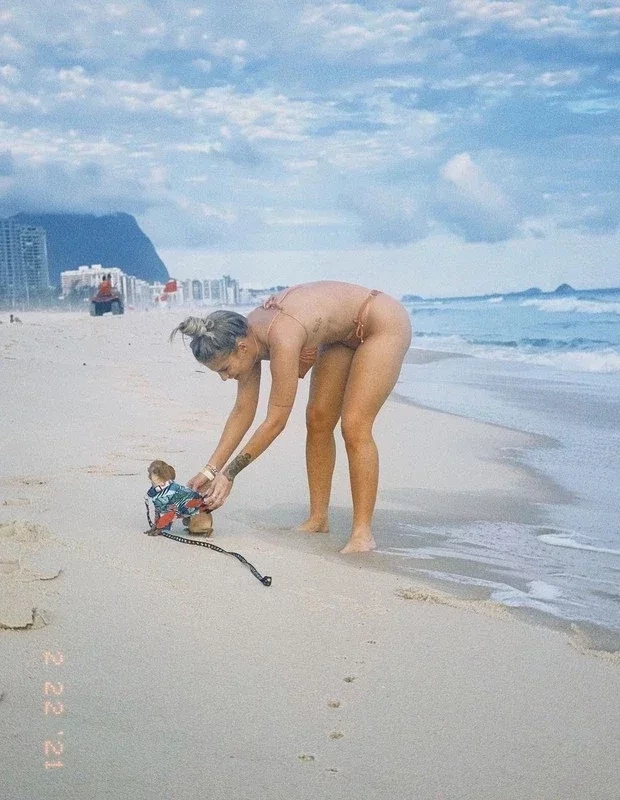 Luísa Sonza abre álbum de fotos em dia de praia com a cachorrinha  - imagem 33823