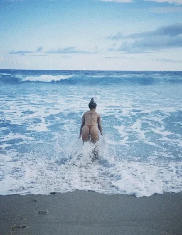 Luísa Sonza abre álbum de fotos em dia de praia com a cachorrinha  - imagem 33824