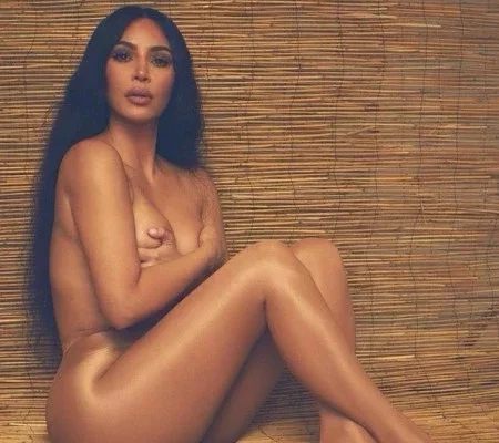 Kim Kardashian posta clique nua e 'lacra' na web; fotos