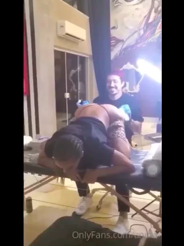 Duvida? Conheça os famosos que fizeram tatuagem em lugares eróticos - imagem 33960