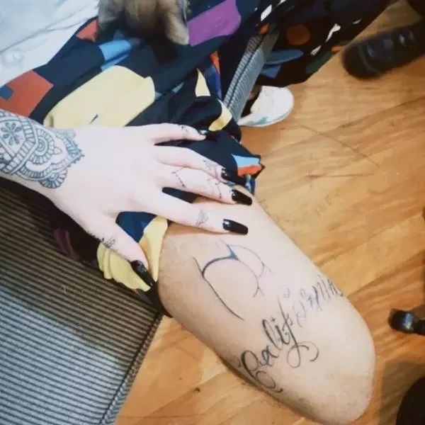 Duvida? Conheça os famosos que fizeram tatuagem em lugares eróticos - imagem 33962