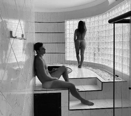 Reynaldo Gianecchini posta foto nu com amiga e web vai à loucura