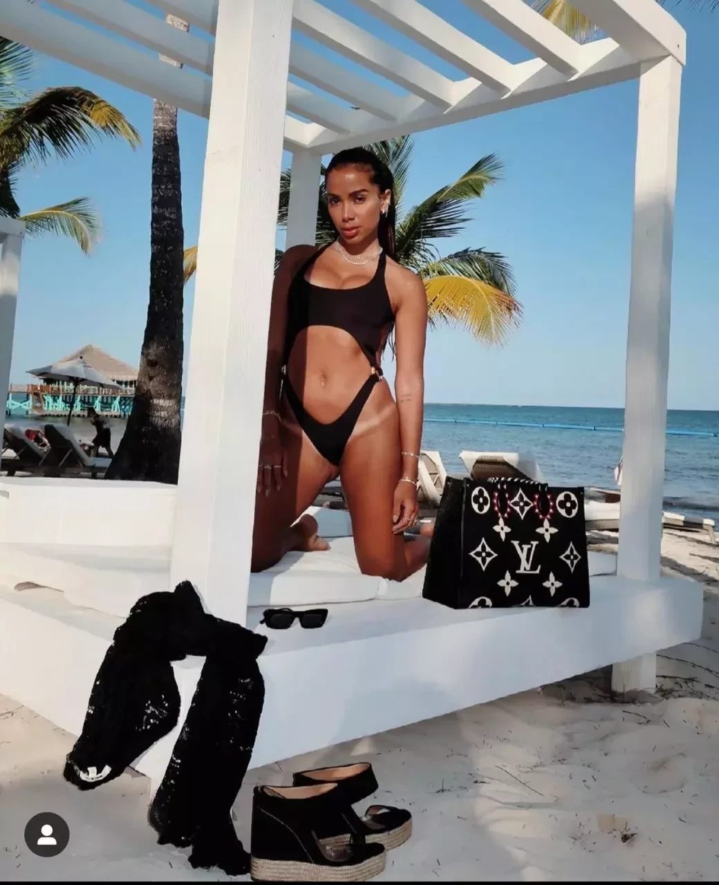 Em Punta Cana, Anitta toma sol com biquíni 'diferentão'; fotos - imagem 34729