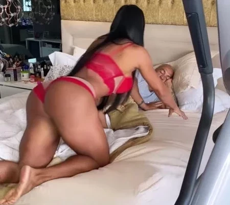 Gracyanne usa peça transparente e fica de quatro para acordar Belo