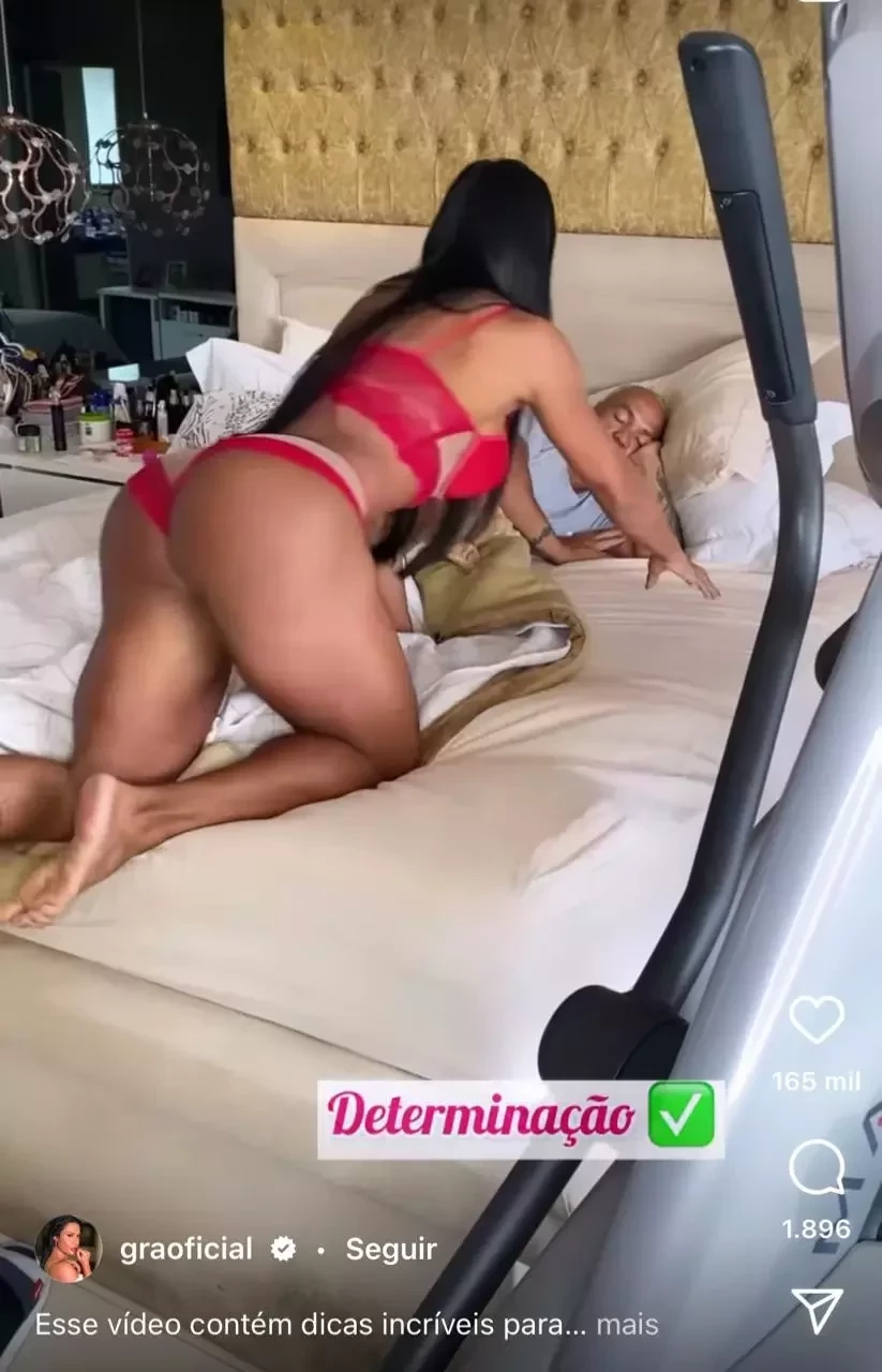 Gracyanne usa peça transparente e fica de quatro para acordar Belo - imagem 34766