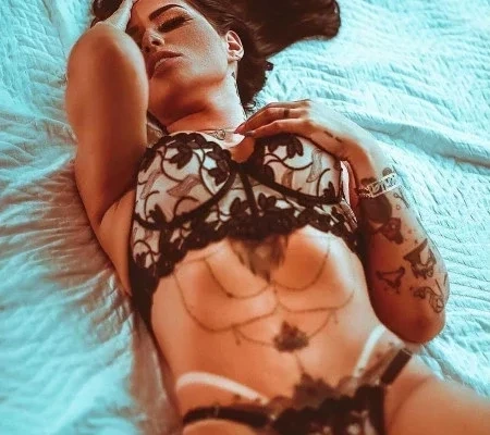 Perlla exibe tatuagem íntima ao posar de lingerie transparente; fotos