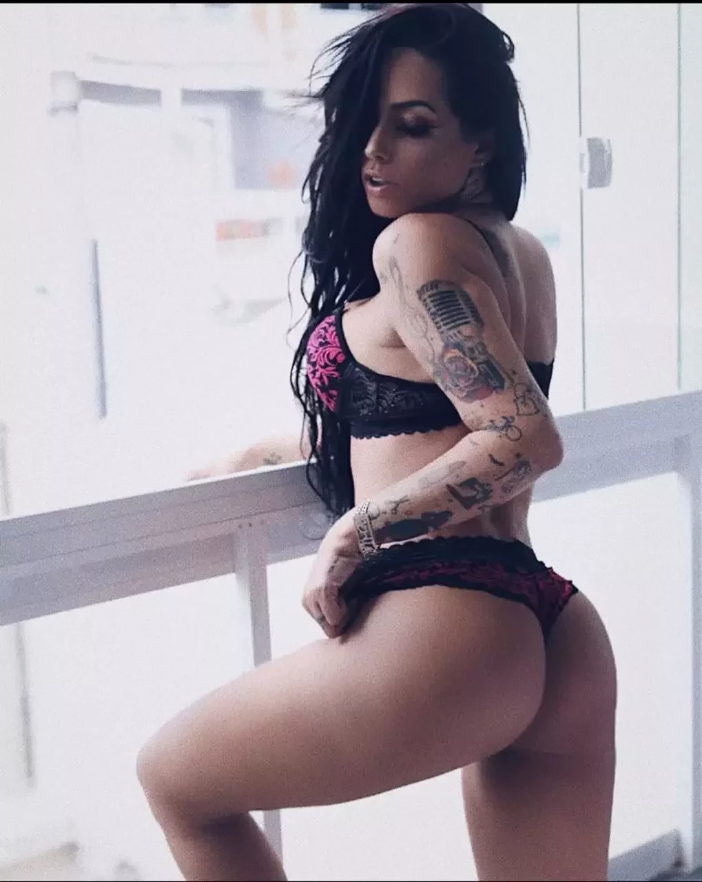 Perlla exibe tatuagem íntima ao posar de lingerie transparente; fotos - imagem 34876