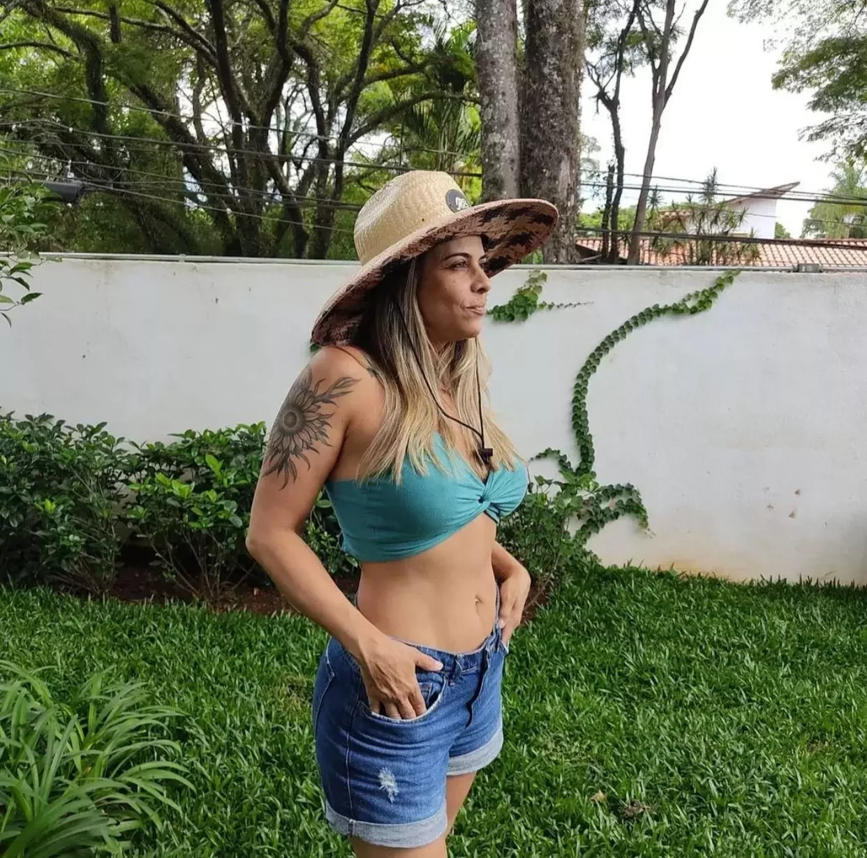 Mãe de Chay Suede posa de calcinha e reflete sobre corpo; fotos - imagem 34102