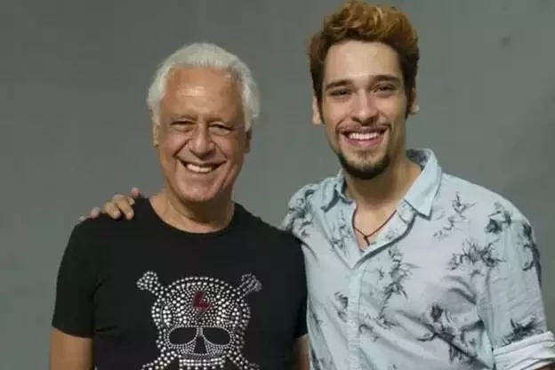 Você consegue adivinhar quem são os pais famosos destas celebridades? - imagem 35100