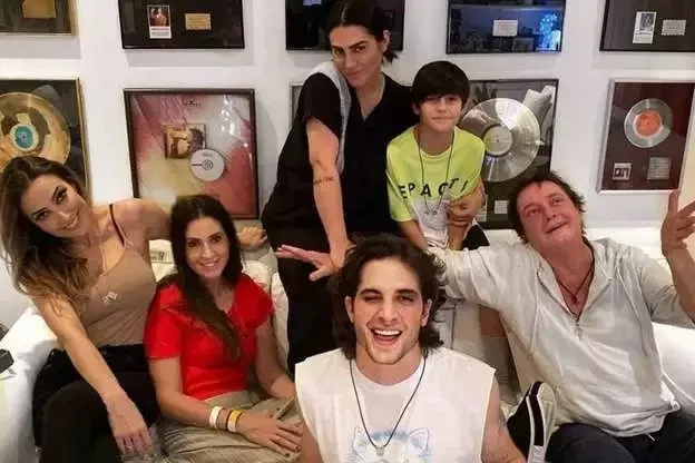 Você consegue adivinhar quem são os pais famosos destas celebridades? - imagem 35098