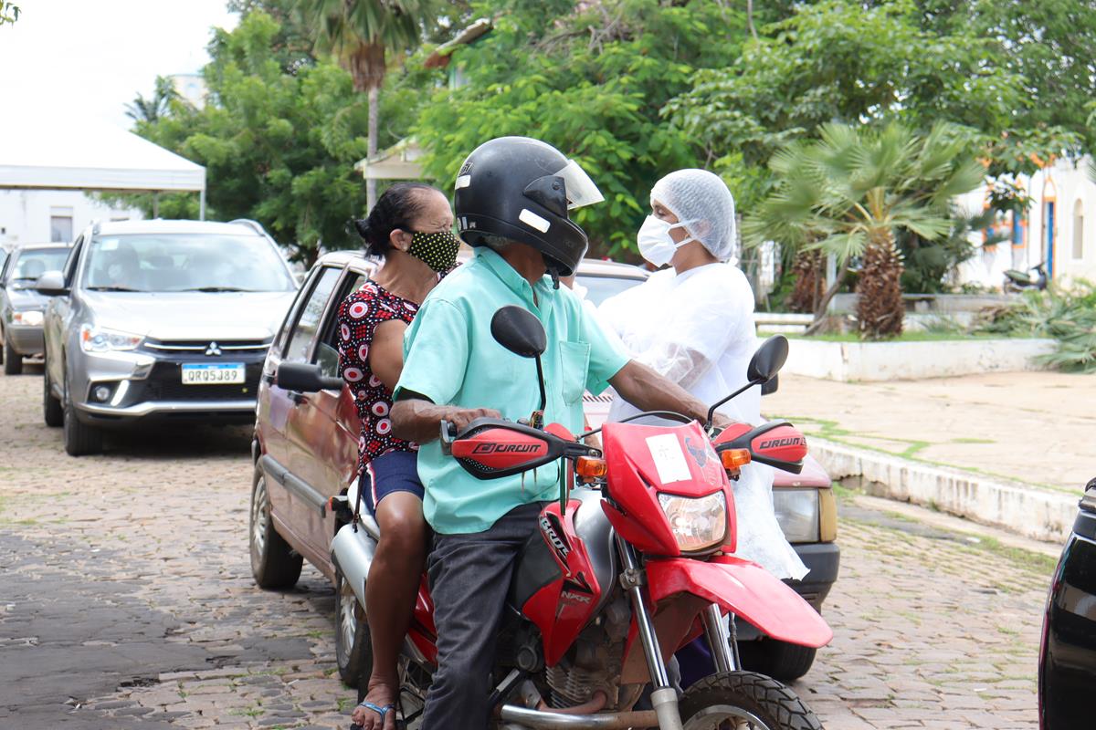 Idosos de 70 e 74 anos são vacinados na cidade e interior de Valença - Imagem 29
