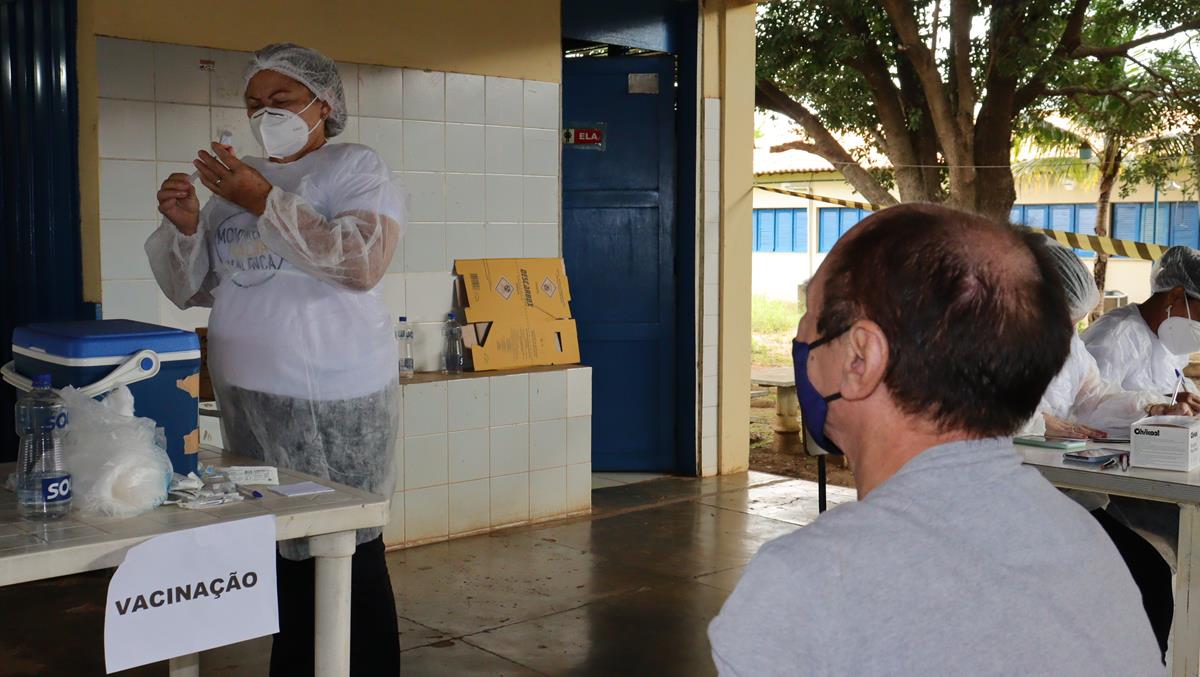Idosos de 70 e 74 anos são vacinados na cidade e interior de Valença - Imagem 12