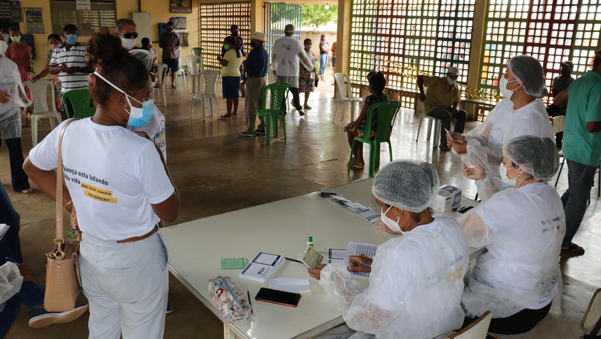 Idosos de 70 e 74 anos são vacinados na cidade e interior de Valença - Imagem 5