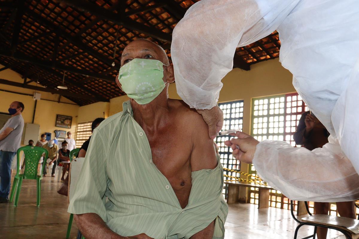 Idosos de 70 e 74 anos são vacinados na cidade e interior de Valença - Imagem 3
