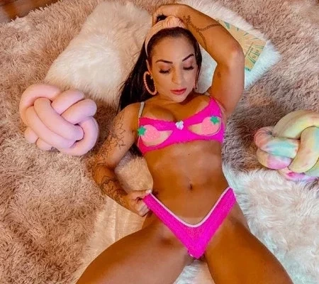 Atriz de pegadinhas entra no OnlyFans com o apoio do marido; fotos!