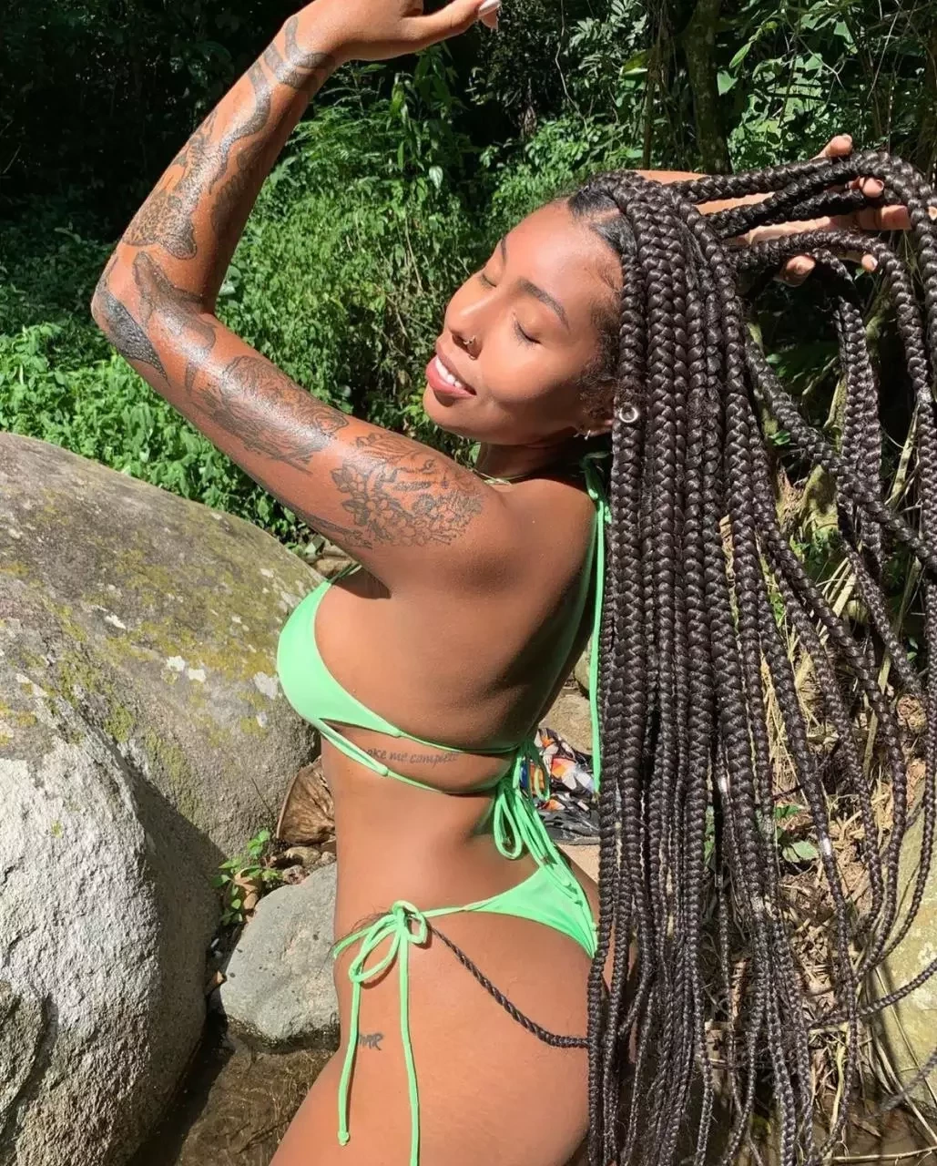 Irmã de Gracyanne Barbosa surge de fio dental e bumbum rouba a cena - imagem 35189