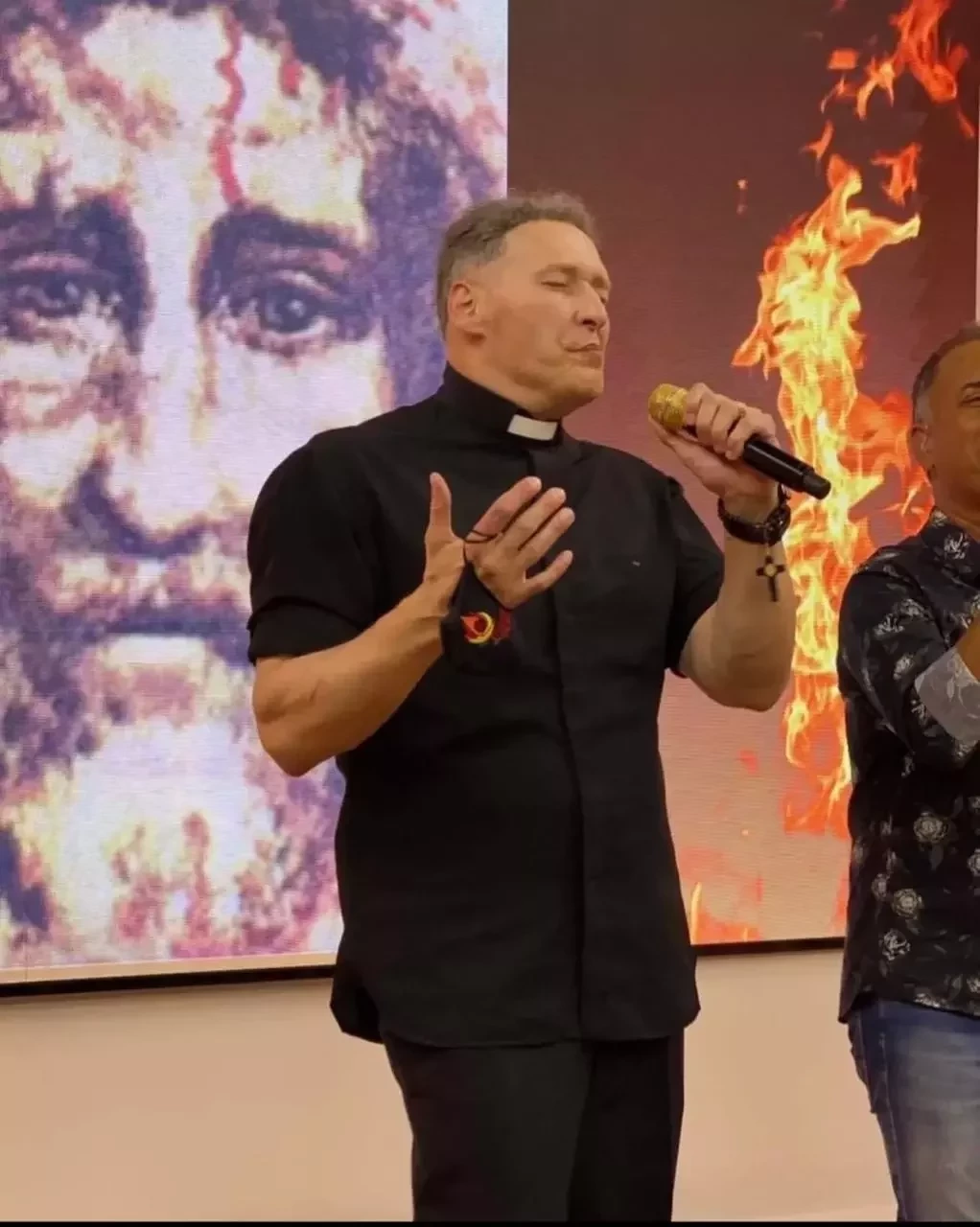 Padre Marcelo bomba nas redes com forma física musculosa; fotos - imagem 35330