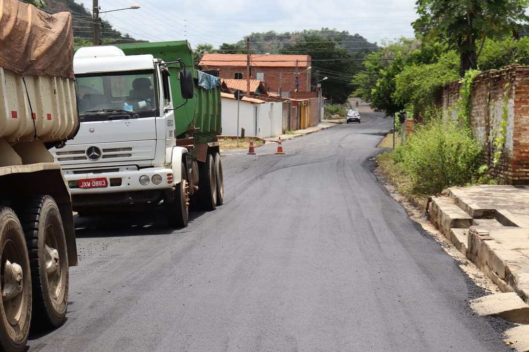 Prefeito João Luiz acompanha obras de pavimentação asfáltica nos bairros de Monsenhor Gil - Imagem 3