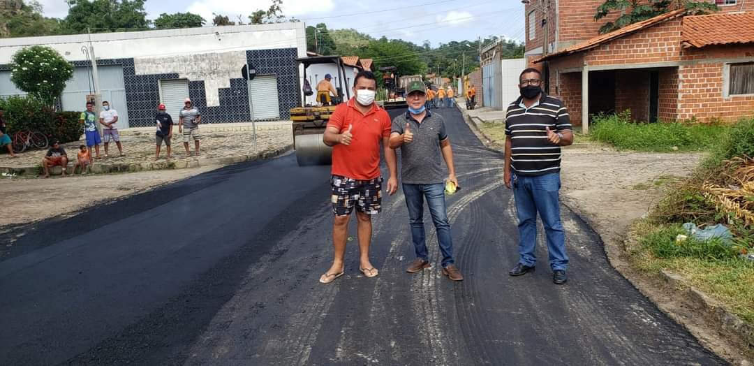 Prefeito João Luiz acompanha obras de pavimentação asfáltica nos bairros de Monsenhor Gil - Imagem 4