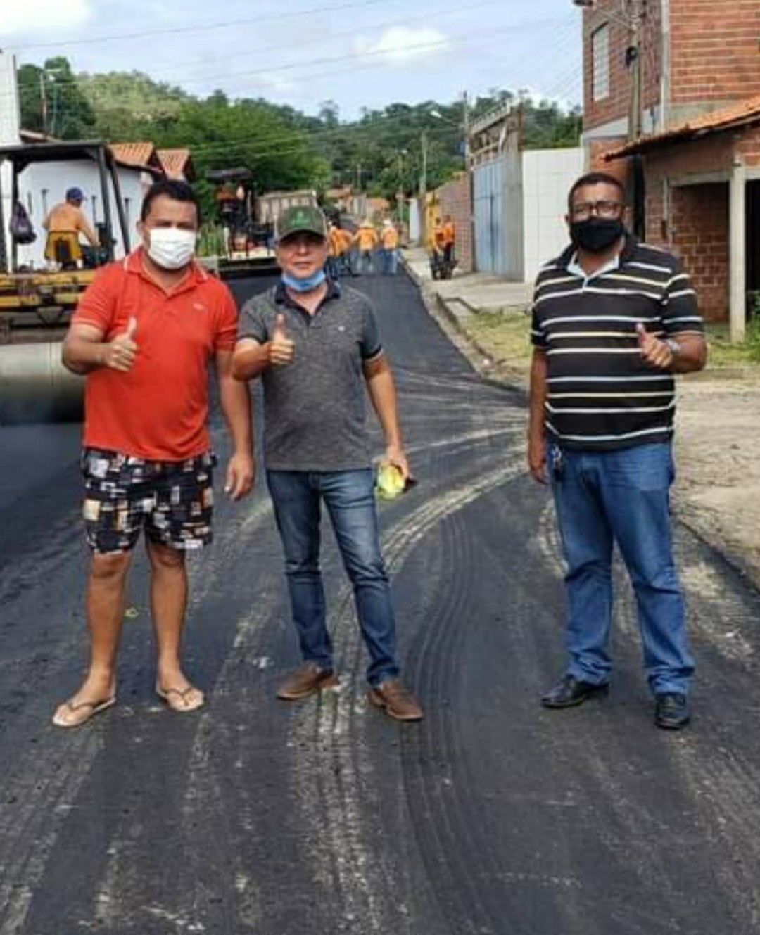 Prefeito João Luiz acompanha obras de pavimentação asfáltica nos bairros de Monsenhor Gil