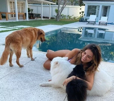 Rafa Kalimann estreia mansão no Rio ao lado dos seus cachorros; fotos