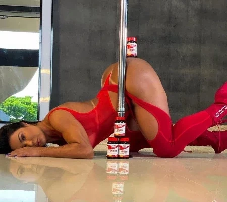 Gracyanne Barbosa fica de quatro de calcinha fio-dental no pole dance