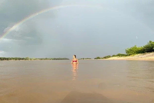 Lais Ribeiro toma banho no Rio Parnaíba em sua terra natal no Piauí - imagem 34466