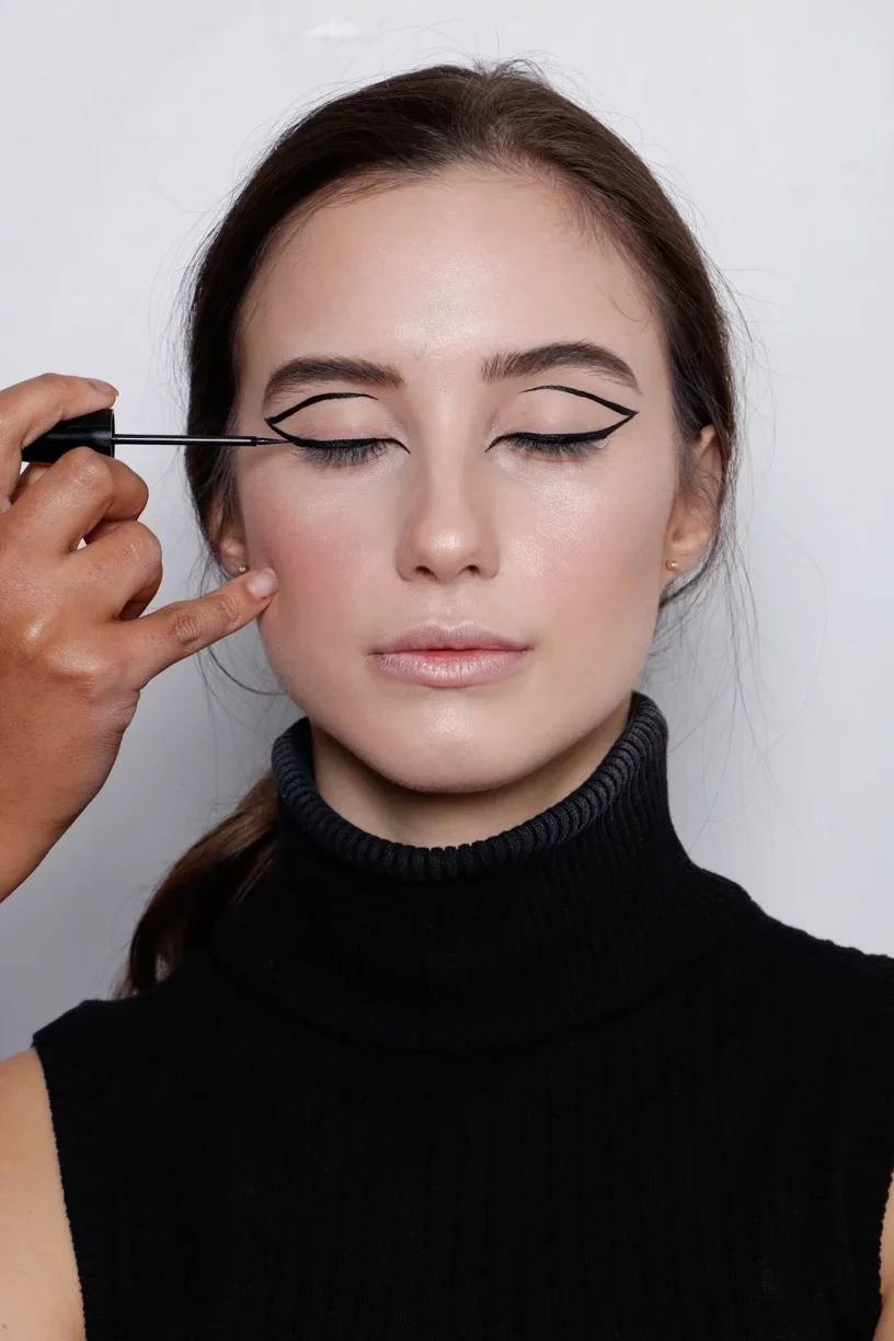 Aprenda a fazer o delineado gráfico incrível usado pela Juliette  - imagem 34532