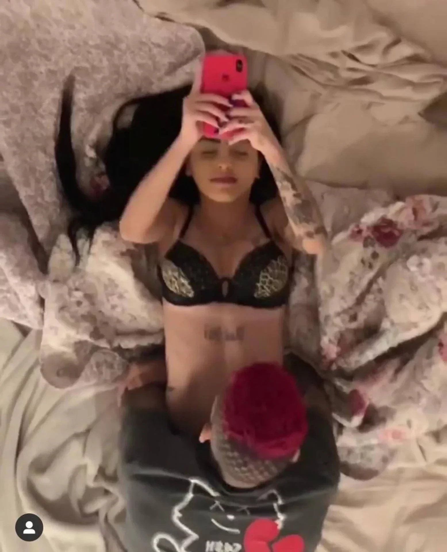 MC Mirella tira roupa em vídeo sexy em rede social pornô; assista - imagem 36304