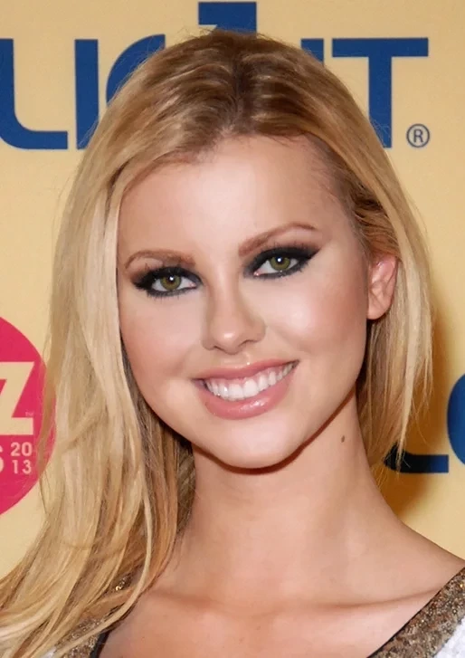 Jessie Rogers entrou na indústria pornográfica logo após completar 18 anos, atuando em mais de 100 filmes. 