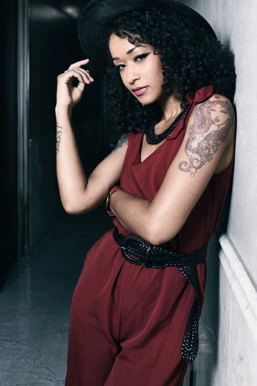 Raylin Joy é atriz e cantora atualmente, mas também já esteve em exercício na área da pornografia sob o nome de Skin Diamond. 