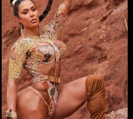 Gracyanne Barbosa usa fio-dental fininho e quase mostra demais