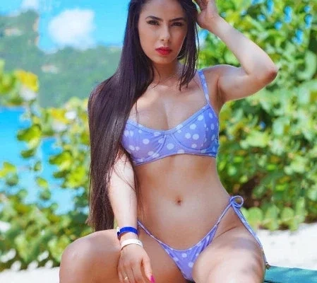 Fotos ousadas de Juliana Bonde com biquíni cavadíssimo