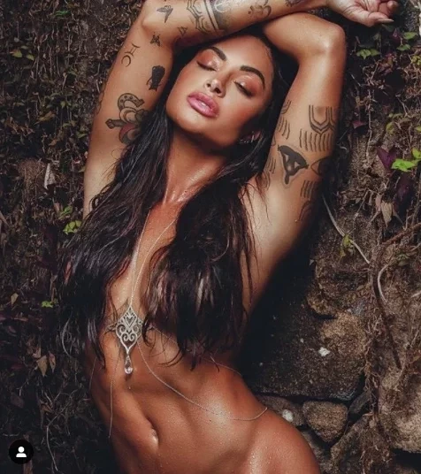 Rainha de bateria da Unidos de Vila Isabel, Aline Riscado surgiu totalmente nua