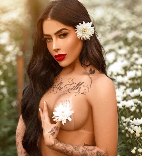 MC Mirella toda fogosa. Crédito: Instagram.