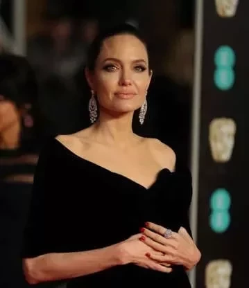 Foi em 2004, que Angelina aprendeu a pilotar aviões. 