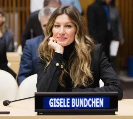 Conheça 7 celebridades que sabem pilotar avião e você  não sabia