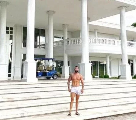 Confira como são 10 mansões luxuosas de famosos