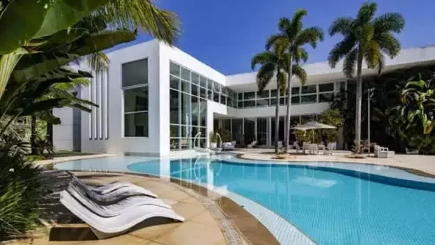 Confira como são 10 mansões luxuosas de famosos - imagem 37652