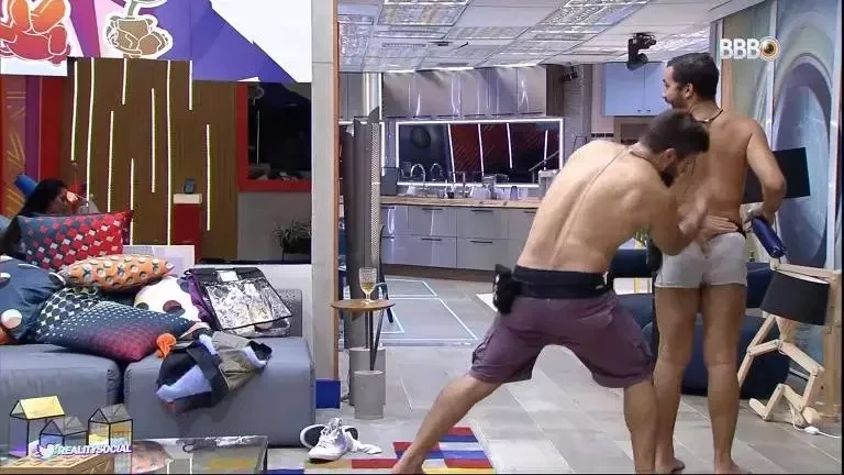 Arthur bate na bunda de Gil. Crédito: Globo Play.