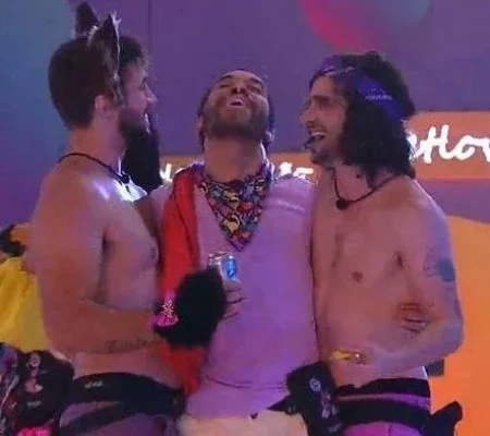 Brotheragem? Fiuk, Arthur e Gilberto fazem carinhos homoafetivos