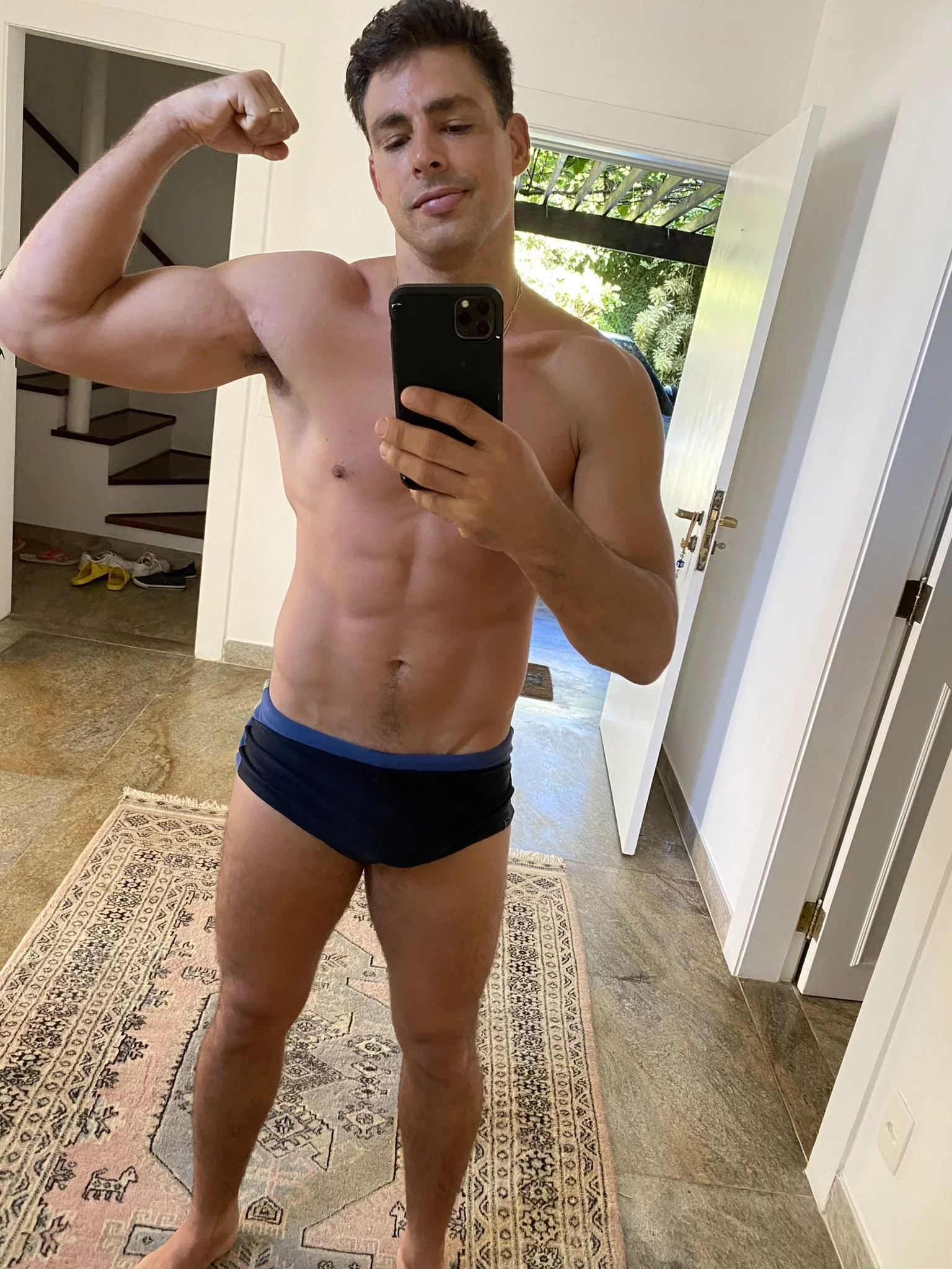 Cauã mostra o bíceps. Crédito: Instagram.