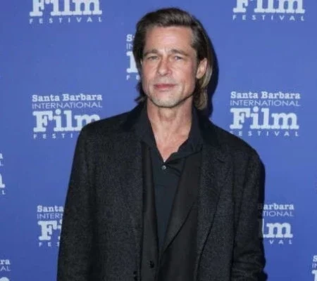 7 celebridades que já foram strippers antes da fama