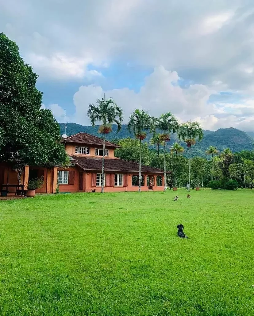 Ator Luiz Fernando Guimarães tem mansão com lago particular