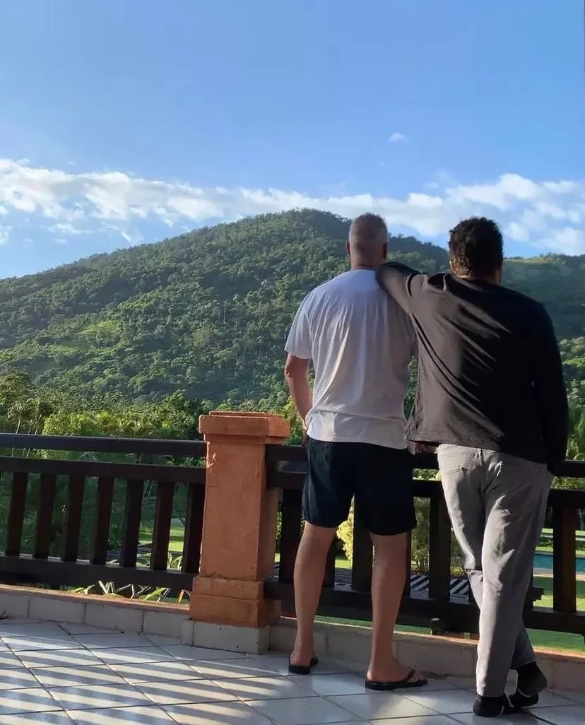 Ator Luiz Fernando Guimarães tem mansão com lago particular