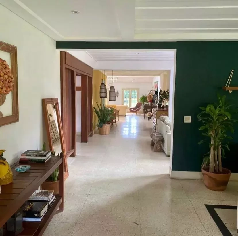 Ator Luiz Fernando Guimarães tem mansão com lago particular