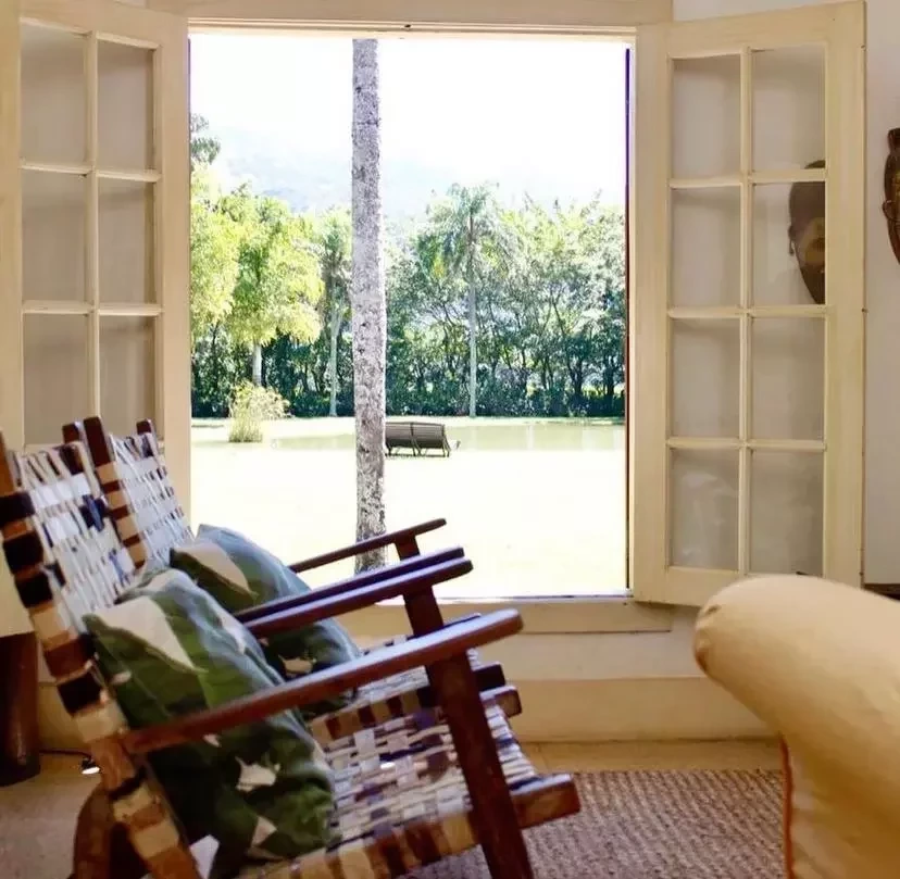 Ator Luiz Fernando Guimarães tem mansão com lago particular