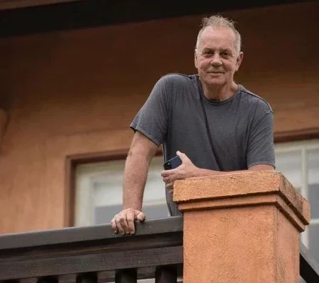 Luiz Fernando Guimarães tem mansão com lago no formato do Brasil