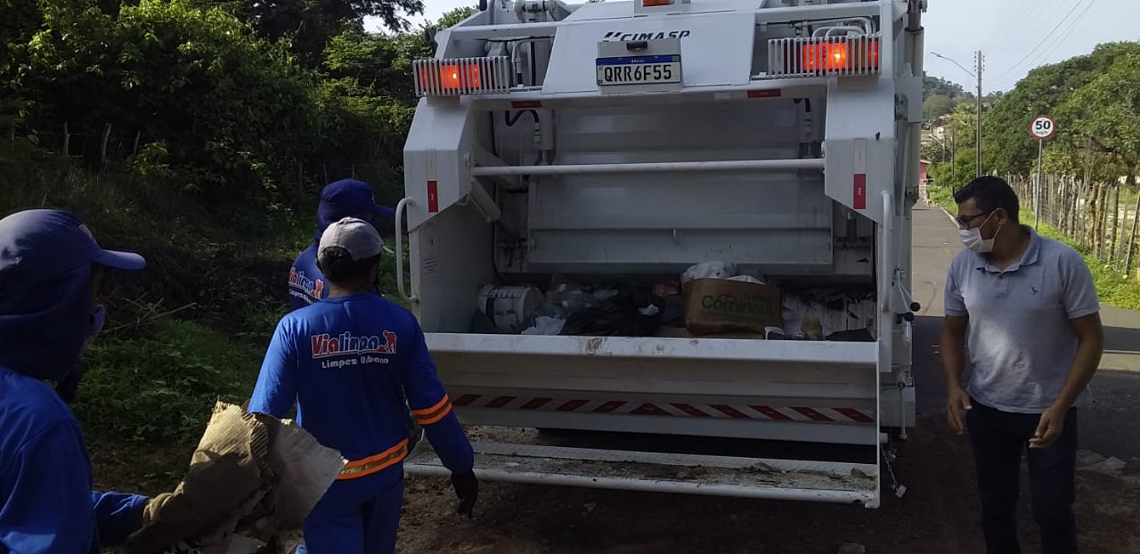 Profissionais da limpeza fazendo a coleta de lixo 